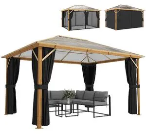 Dřevěná pergola s černými závěsy a venkovním nábytkem