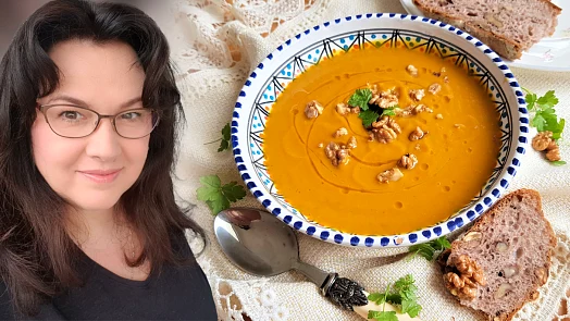 Pumpkin soup s vlašskými ořechy na talíři