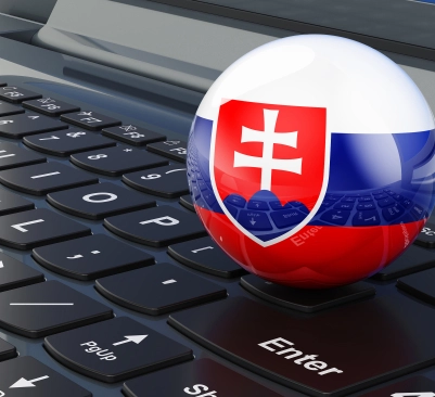 Globo s vlajkou Slovenska na klávesnici notebooku