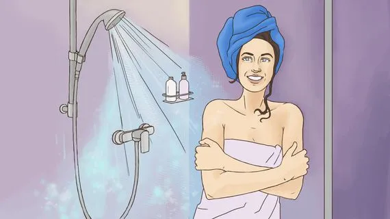 Žena se sprchuje s utěrkou na hlavě.