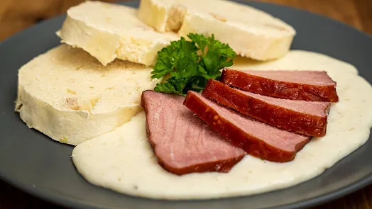Celerová omáčka s uzeným masem na talíři