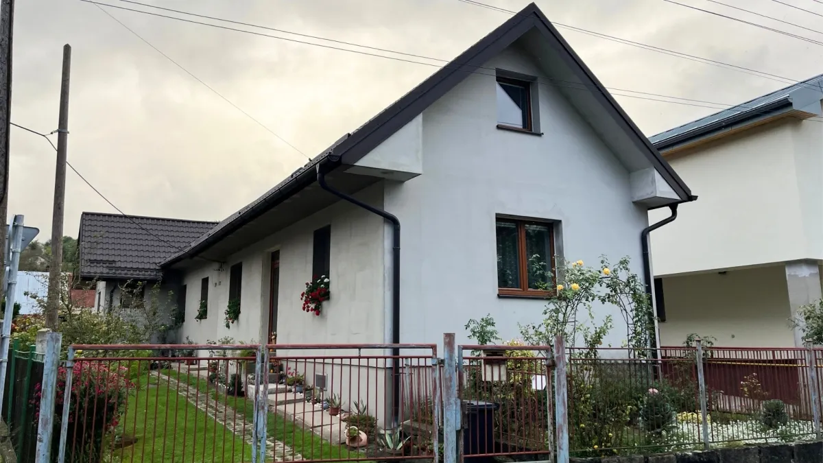 Bílý dům v zahradě, příklad nemovitosti pro cenovou kalkulaci.