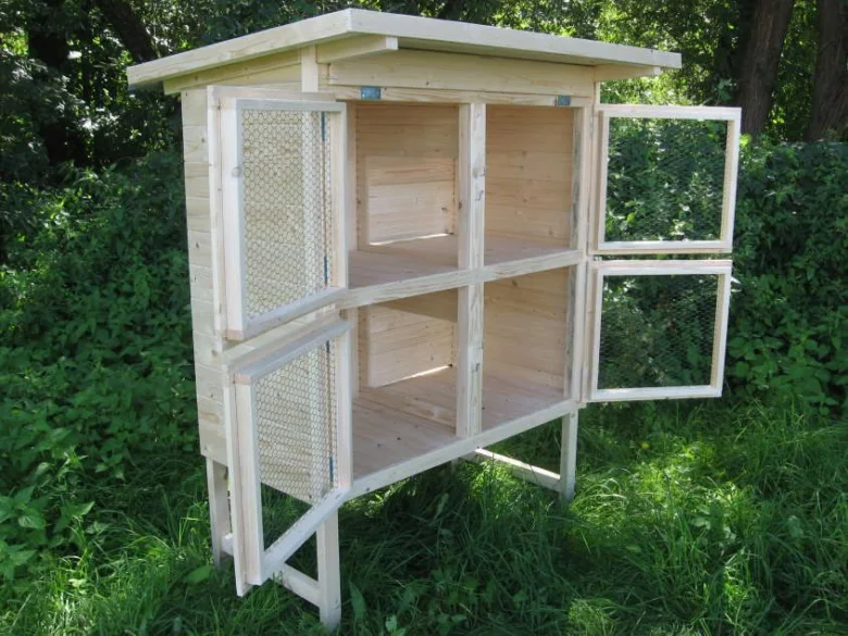 Dřevěný králičák pro chov na zahradě.