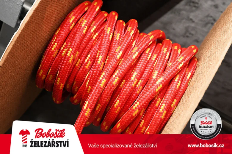 Červený provaz v kartonové krabici s logem Bobošik Železárství.