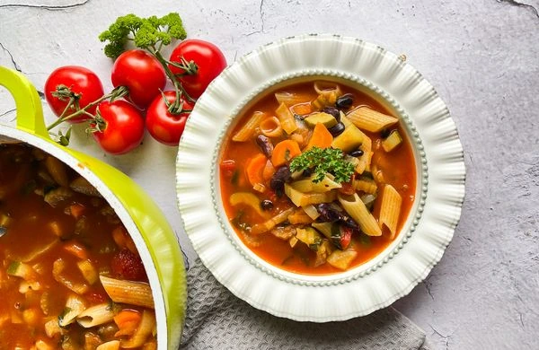 Mísa fazolky s těstovinami a rajčaty jako zdravý recept.