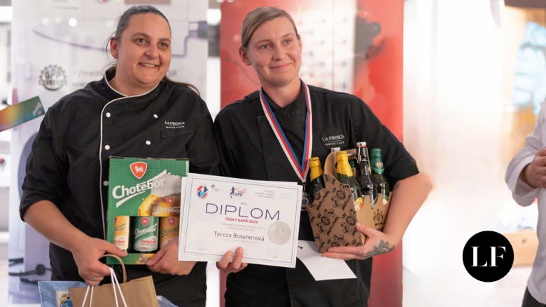 Kuchařky s diplomem a produkty značky Freska na udělení ocenění.