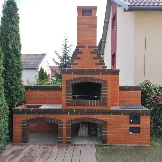Venkovní kamenný krb s komínem pro pizzu