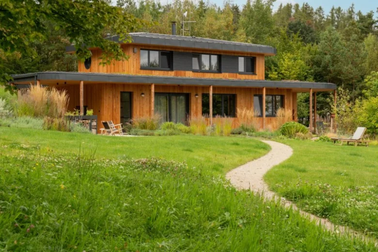 Moderní dřevěný dům v přírodě ukazuje principy organické architektury.