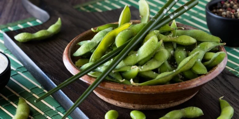 Mísa s vařenými fazolkami edamame posypaná solí.