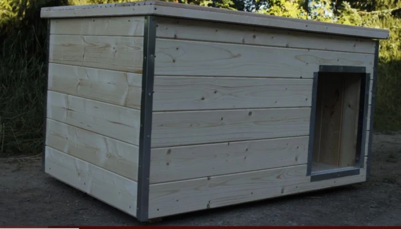 Dřevěný pesní domek pro německého ovčáka venku.