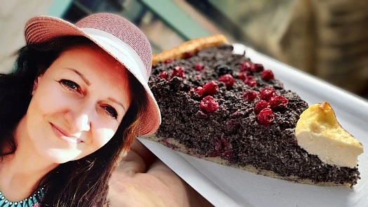 Žena s makovcem bez mouky na bílém talíři.