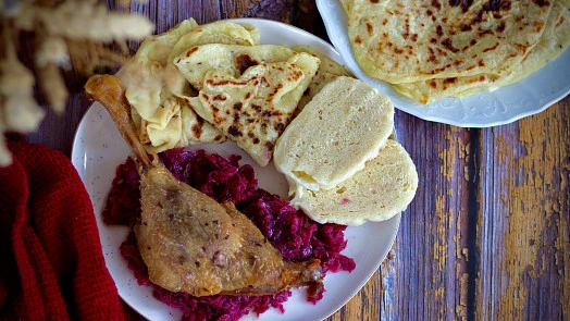 Grilovaná kachna s červenou řepou a plackami na talíři.