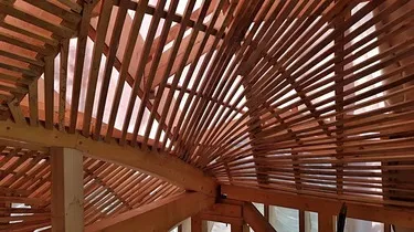 Vnitřní dřevěná konstrukce střechy v organické architektuře.