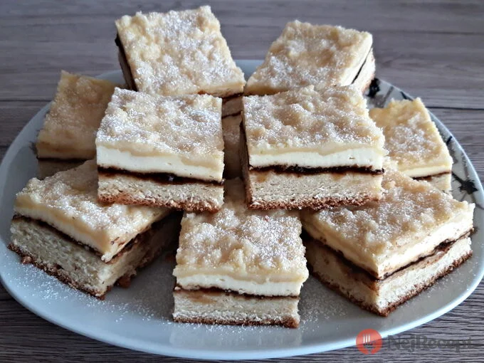 Kvádříky zákuskové s krémovou náplní a cukrovým prachem