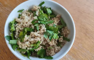 Připravený bulgur s čerstvou petrželkou v bílé misce.