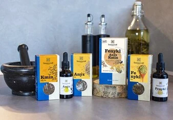 Sada produktů s fenylem, anýsem a kmínem na dřevě.
