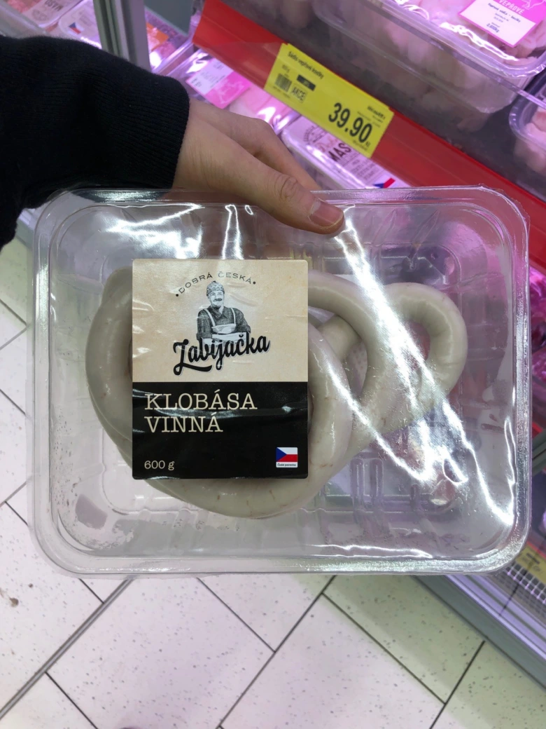 Balíček vinné klobásy s etiketou značky Lavička.