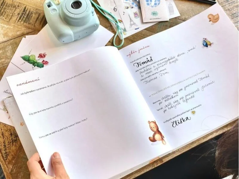 Otevřená knížka s výběrem českých jmén pro dítě.