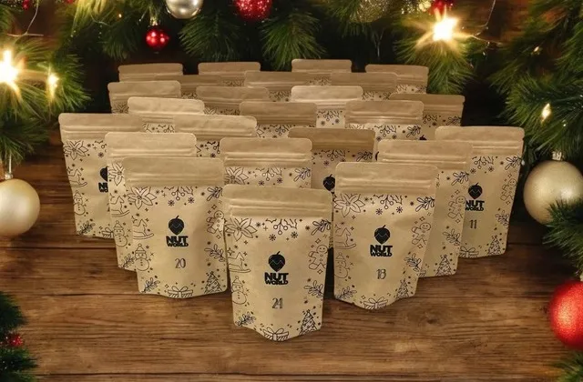 Adventní kalendář pro dospělé s číselnými taškami pod vánočními ozdobami.