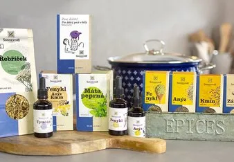 Sada produktů s fenyklem včetně semen a čajových směsí.