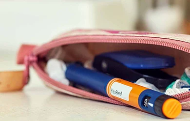 Inzulínová tužka FlexPen v růžovém sáčku pro diabetiky.