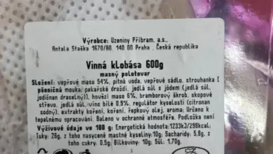 Etiketa vinné klobásy se složením a výživovými údaji.
