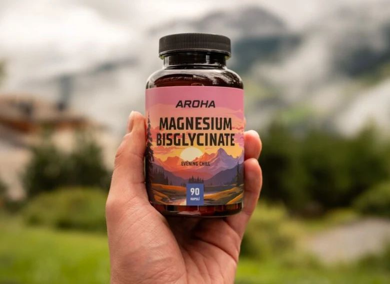 Ruka drží lahvičku hořčíku bisglycinátu s nápisem Evening Chill.